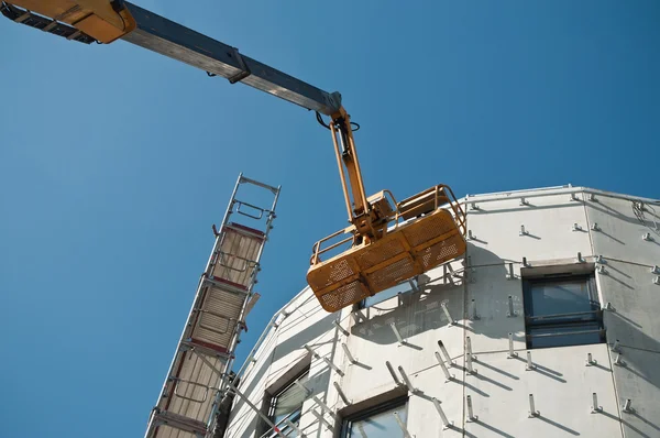 Gondel vor Gebäude auf Baustelle — Stockfoto