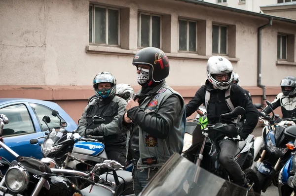 Olay bisikletçileri motosiklet Teknik muayene karşı kızgın — Stok fotoğraf