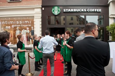 Çalışanlar ve Starbucks açılış Mulhouse'deki kadroyla