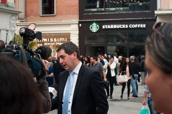 Jean Rottner el alcalde de Mulhouse entrevistado por la televisión en la apertura de Starbucks en Mulhouse —  Fotos de Stock