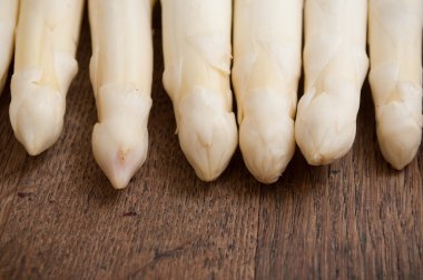 ahşap masa üzerinde sarı kuşkonmaz closeup