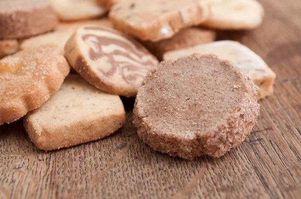 Galletas alsacianas sobre fondo de madera — Foto de Stock