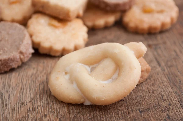 Biscoitos alsacianos em fundo de madeira — Fotografia de Stock