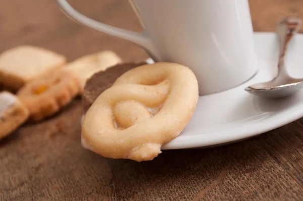 Galletas alsacianas y taza de café sobre fondo de madera —  Fotos de Stock