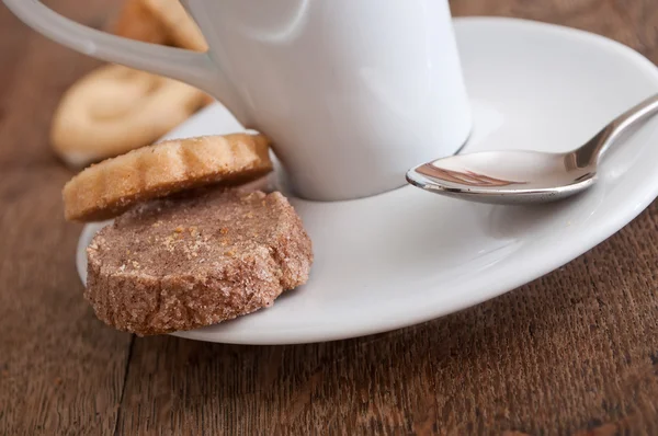 Elsassiska cookies och kopp kaffe på trä bakgrund — Stockfoto