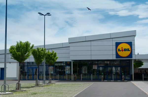 Lidl 硬折扣市场与停车区 — 图库照片