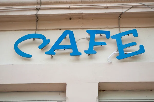 Кофейные вывески на фасаде ресторана с голубыми буквами — стоковое фото