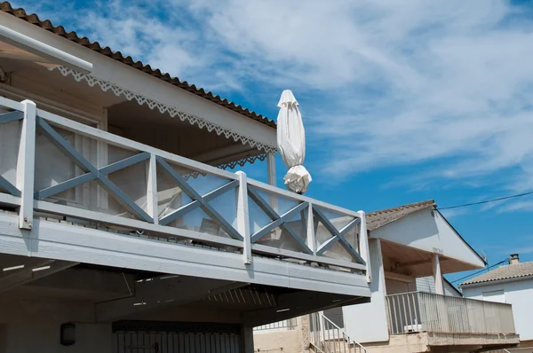 Cabaña de madera francesa sobre pilotes en el mar fronterizo de Gruissan en Francia — Foto de Stock