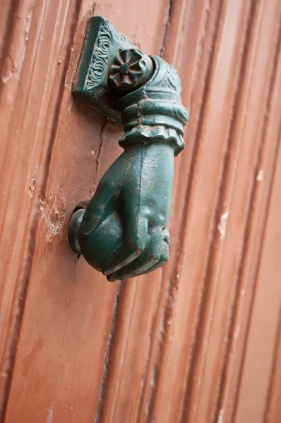 Ahşap kapı bronz tokmağı closeup — Stok fotoğraf