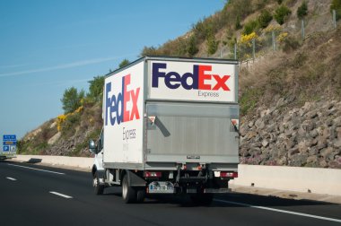  FedEx kamyoneti karayolu üzerinde 
