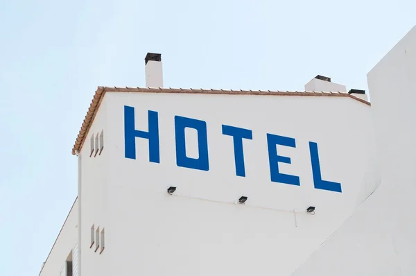 Skyltning av hotel på väggen i vita byggnaden — Stockfoto