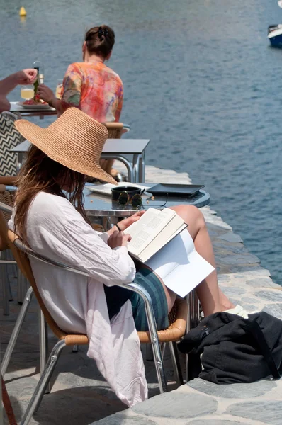 Frau liest mit Kopftuch im Grenzwasser — Stockfoto