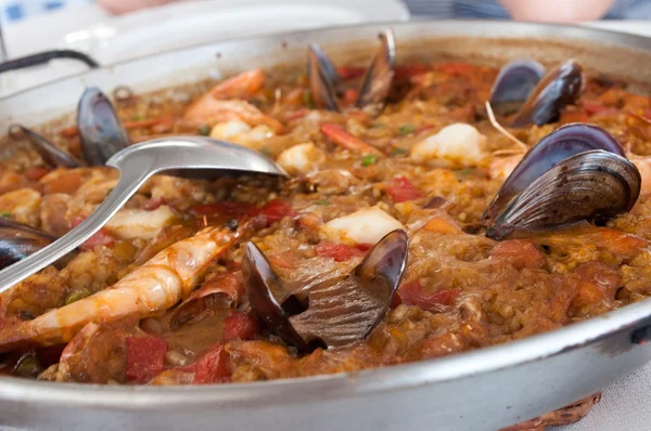 Gros plan de paella dans le restaurant — Photo