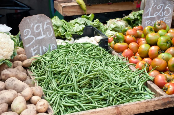 Verse groene bonen en diverse groenten op de markt in buiten — Stockfoto