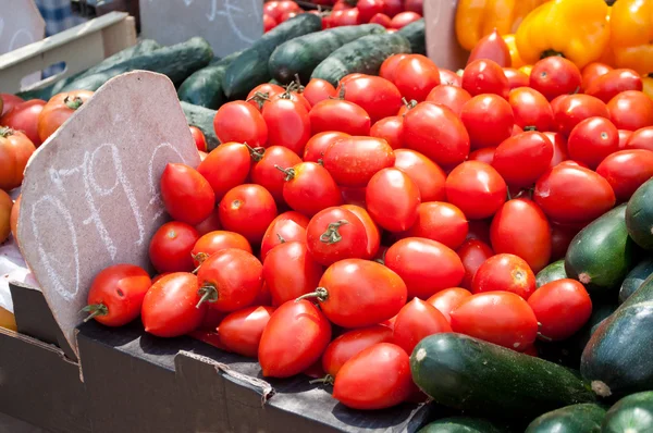 Verse tomaten en diverse groenten op de markt in buiten — Stockfoto