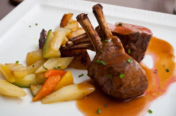 Närbild av lamm med pototoes och sås i en restaurang — Stockfoto