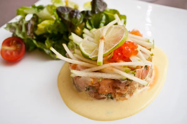 Gros plan de salade de fruits de mer dans un restaurant — Photo