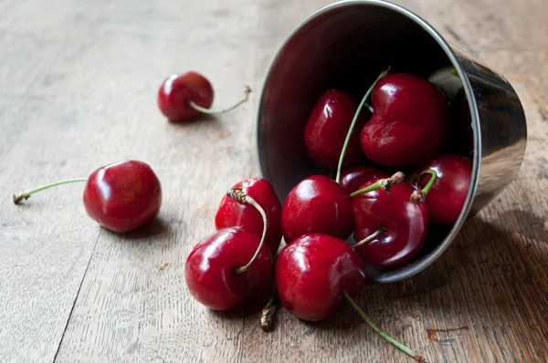 Cerezas en un cuenco metálico sobre fondo de mesa de madera —  Fotos de Stock