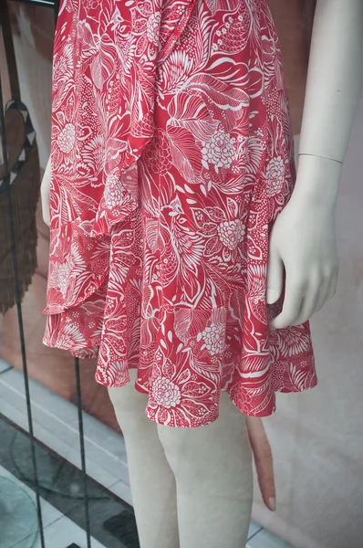 Varejo de manequim com vestido em uma loja de compras de moda feminina — Fotografia de Stock