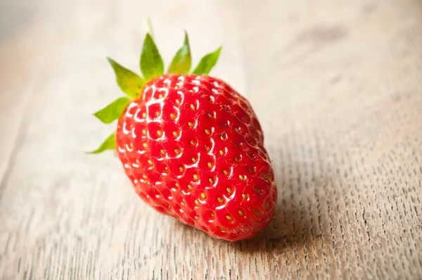 Nahaufnahme von Erdbeeren auf Holztischhintergrund — Stockfoto