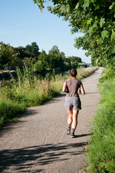 Mujer corriendo en la carretera en el canal fronterizo — Foto de Stock