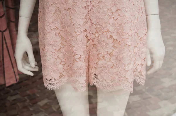 Manken seksi elbise bir kadın moda alışveriş mağazası ile perakende — Stok fotoğraf