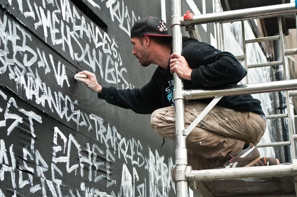 Målare artist under Bozar graffitifestival - kajen av syndare i Mulhouse — Stockfoto