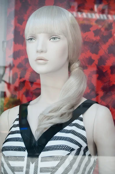 Blond mannequin in a women fashion shopping store — Stock Photo, Image