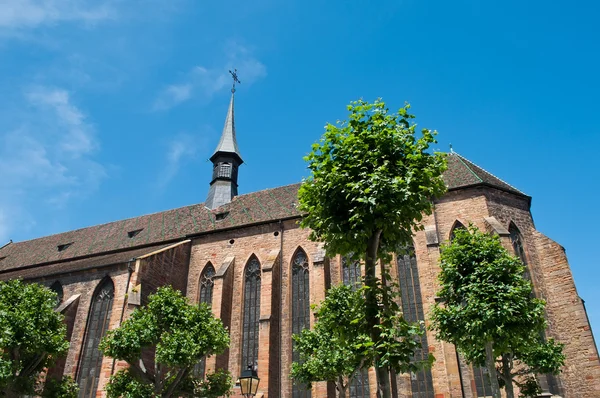 Kościół i drzew w Colmar - Alzacja - Francja — Zdjęcie stockowe