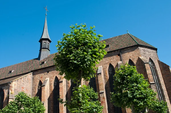 Kościół i drzew w Colmar - Alzacja - Francja — Zdjęcie stockowe
