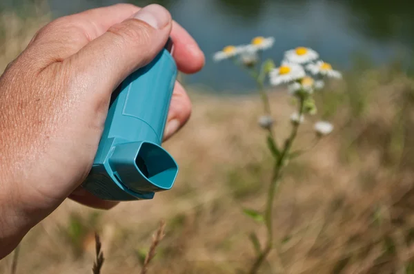 Closeup of hand with asthma aerosol in outdoor — Stock Photo, Image