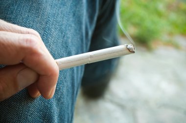 portre ile sigara açık olan adamın elini üzerinde