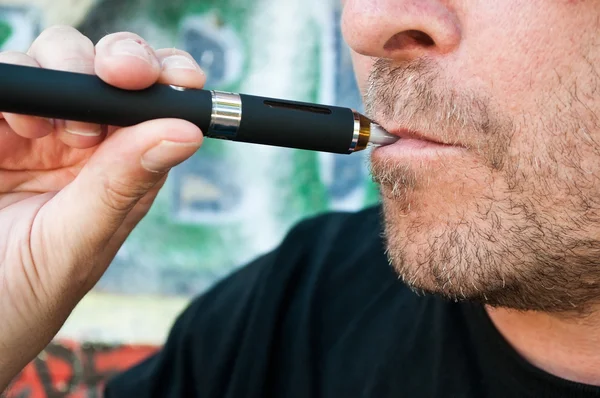 Närbild av man med e-cigarett i utomhus — Stockfoto