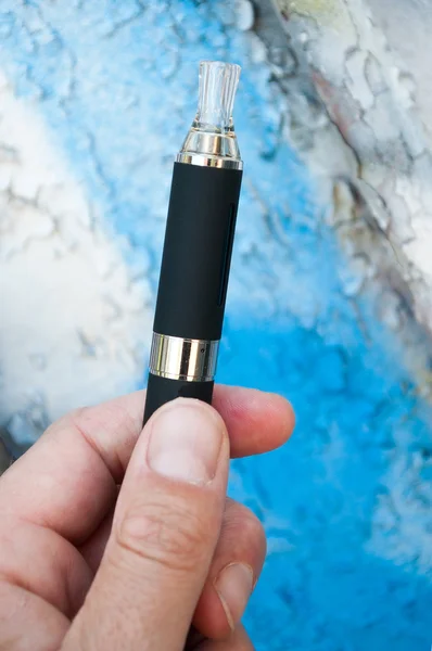 Closeup hand of man with e-cigarette in outdoor — Stock Photo, Image