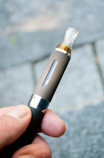 Närbild av hand med e-cigarett i utomhus — Stockfoto