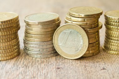 Euro ve cents sikkeleri üzerinde ahşap arka plan