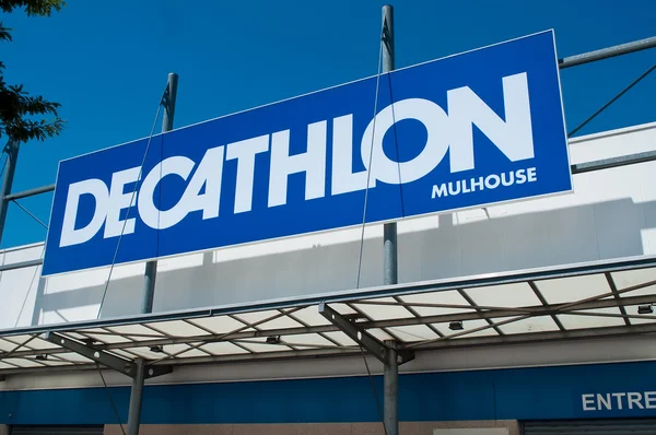 Minorista del logotipo de la marca "Decathlon" señalización - la cadena francesa de Suministros Deportivos — Foto de Stock