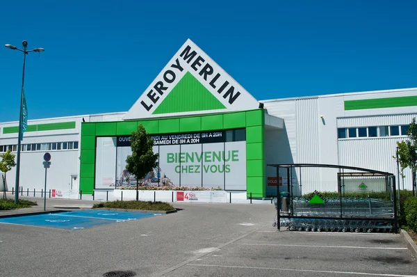 La entrada de la tienda "Leroy Merlin" señalización - la cadena francesa de materiales de construcción y decoración — Foto de Stock