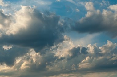 Cumulus bulutları günbatımı fırtınalı gökyüzünde