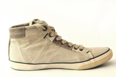 Beyaz arka planda bir kahverengi yaz spor ayakkabı