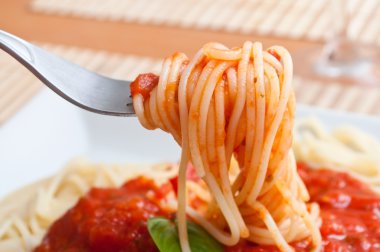 sgahetti domates ve fesleğen ile closeup