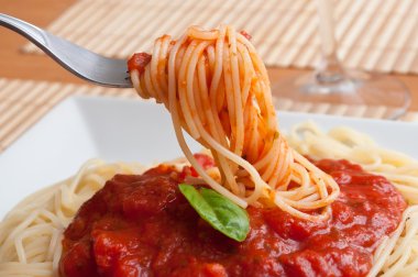 sgahetti domates ve fesleğen ile closeup