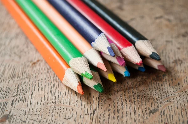 Close-up van kleurstoffen potloden op houten achtergrond — Stockfoto