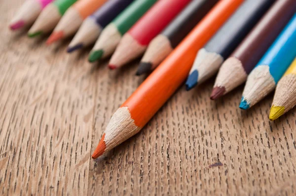 木製の背景の上に彩色鉛筆 — ストック写真