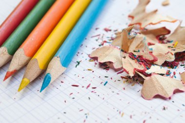 kalemler ve kurşun kalem talaş defter arka plan üzerinde boyama