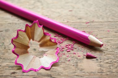 pembe kalem ve talaşı ahşap arka plan üzerinde