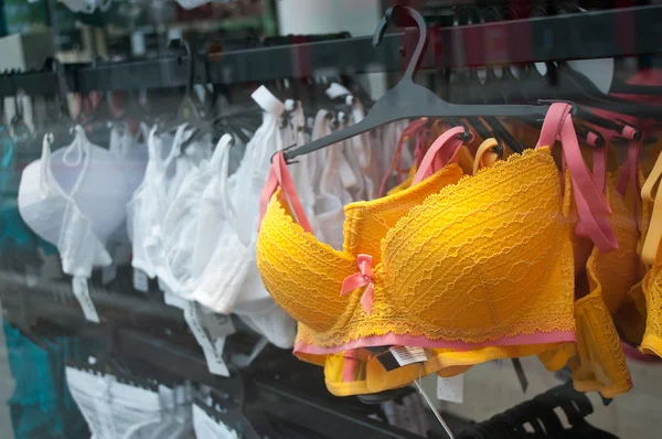Alinhamento de sutiã em um em um salão de compras de roupas íntimas mulheres — Fotografia de Stock