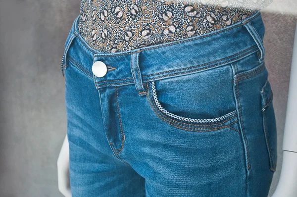 Detailhandel voor etalagepop met blauwe jean in een vrouwen-fashion winkelen winkel — Stockfoto