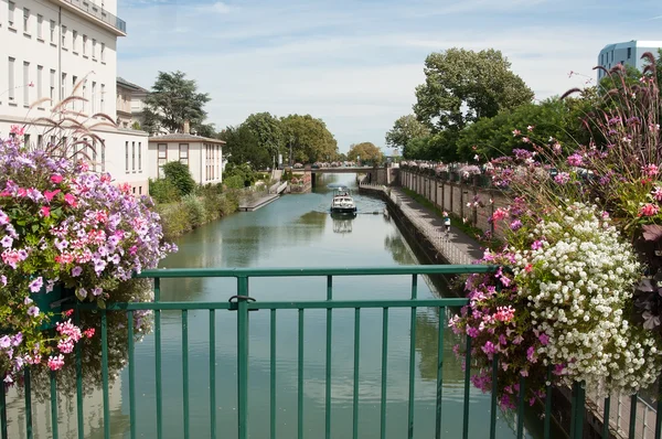 Panorama della Mulhouse in Alsazia con pittoresco canale e fiori — Foto Stock