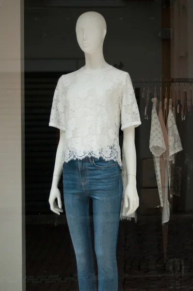 Manichino con jeans blu in un negozio di moda donna — Foto Stock